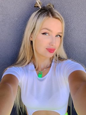Femme célibataire sans enfant blonde aux cheveux blonds merci 🙏 