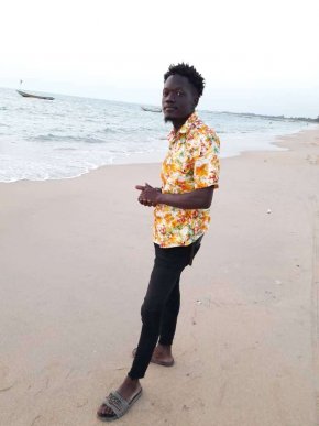 J'aime la vie et suis romantique ouvert et toujours souriant 