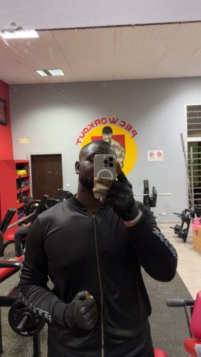 Jeune homme calme respectueux et conscient à la recherche de compagnie, âme sœur, amitié..
