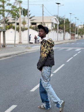 J’ai 19 ans et je suis là pour satisfaire le désir sexuel des femmes âgé de 18 à 25 ans