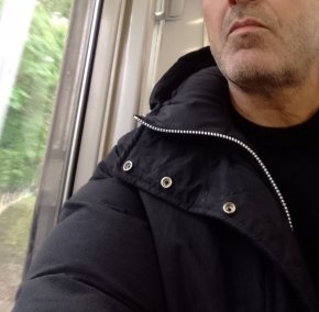 Je suis un homme à la recherche d'une femme simple et facile à vivre.