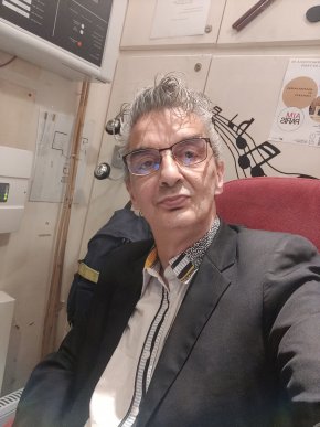 Je recherche l'amour vraiment et partagé avec une femme sincère qui m'aime et me comprends... 