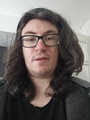 Je suis un mec sympa euh j'aime sortir dehors je veux une relation sans prise de tête