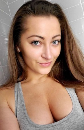 Moi je suis une fille très attentionnée j'aime bien la vie j'aime bien rendre mon homme heureux j'ai