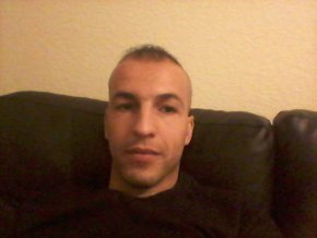 Rayan Pour sérieux avec une femme femme.