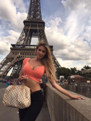 Jeune femme de 31 ans, je propose des rencontres charnelles.