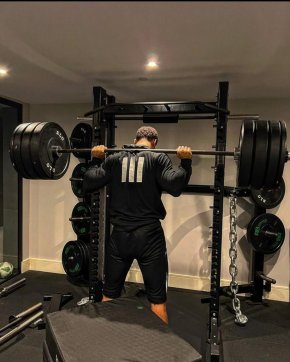Célibataire sportif  qui cherche femme mature et riche .