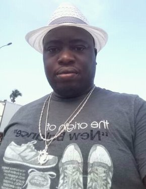 Je suis un jeune homme africain recherchant une relation amoureuse