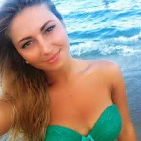 Je suis une belle femme française communicative, gentille, tendre, joyeuse, romantique avec le sens 