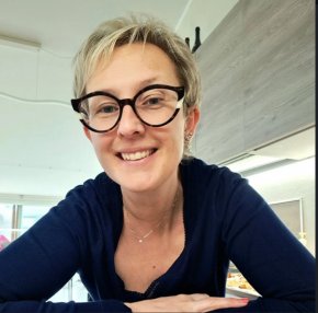 dynamique, ouverte, aimant rire, fidèle, tendre, aimable, attentionnée, respectueuse 