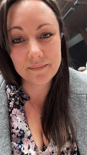 Une femme qui aime vivre sa vie simplement 