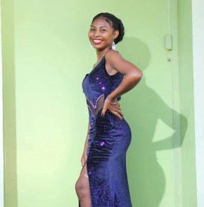 Femme simple et souriante. Prêt à découvrir un vrai amour