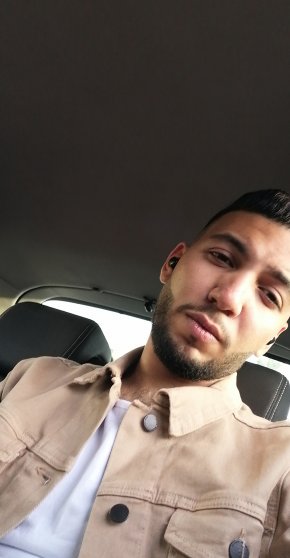 Le lion Oussama cherche à faire des rencontres avec des filles qui se sentent heureux ou amoureux 