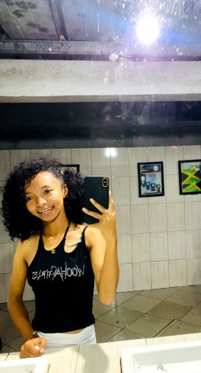 Je suis une fille simple,claire,calme et drôle 