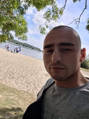 Приключенията на едно момче което доста му се палува..?