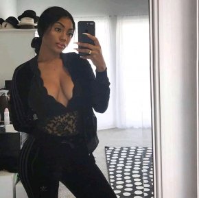 Je cherche un homme âge d'au moins 40 ans gentil grand et coquin