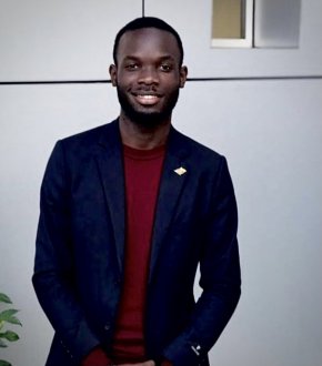 Jeune homme discret attentionné souriant et aimanter calme