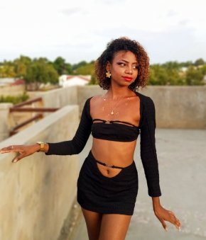 Je cherche une relation sérieuse qui pourrait devenir mon époux.