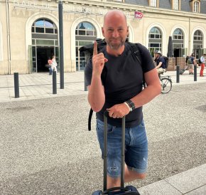 Bonjour Oh la la! Pas facile de se décrire, surtout avoir la chance de charmer une âme par les mots 