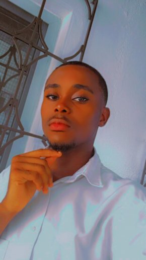 Jeune homme expérimenté à la recherche de l’excellence 