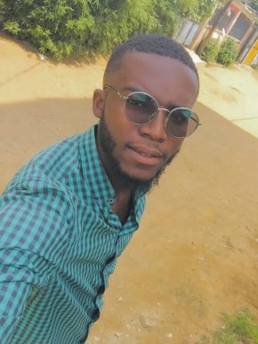 Homme simple et un peux sélectif mais très attentionné 
