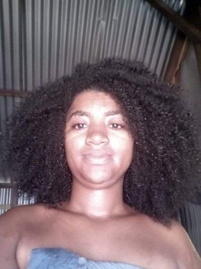 je suis une femme souriante sociable et honnête 