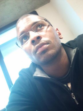 Réconfort d'un homme perdu dans la gungle , triste 