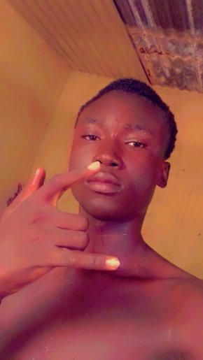 Garçon cherchant un pain croustillant vivant à Ouaga 