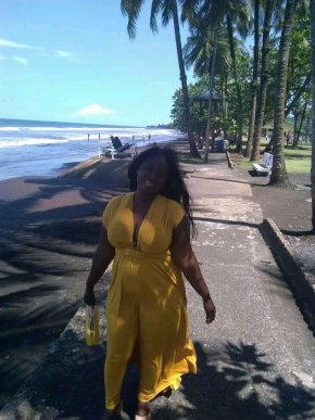 Douce belle souriante séduisante africaine vivant au Cameroun 