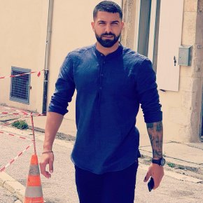Je suis attentionée , sympathique , sérieux dans tous ce que j'entreprends et ce que je fais , j'ess