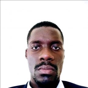 ATTENTIF ET SERIEU QUI PREND SOINS DE L'AUTRE SA MOITIE