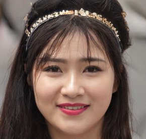 Fille timide a la recherche d'une personne 