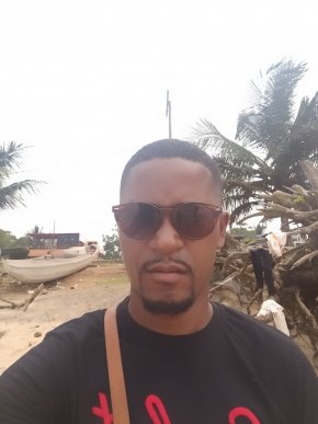 Sympa et cool  homme pour mieux echanger entre personne adulte