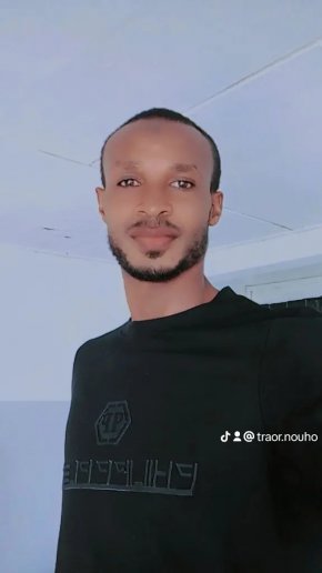 Un jeune homme rempli d'ambition, de la simplicité, de la tendresse 