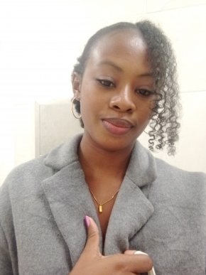 Salut moi c' est Juli, une femme souriante et sérieuse☺️