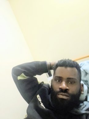 Jeune black disponible pour faire un rendez-vous avec vous pour vous les femmes européennes de Marse