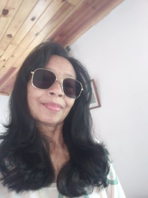 Bonjour, je suis une femme malgache, la soixantaine, cheveux longs, teint clair 